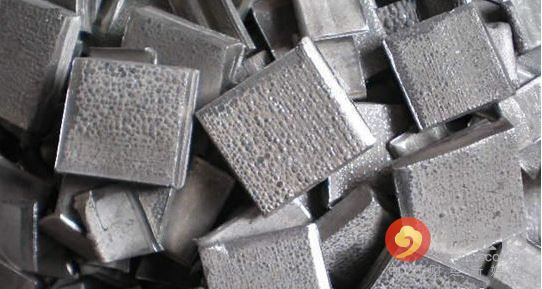 5月期鎳連續第三個月下跌，周四觸及去年6月來最低水準每噸8,810美元，今年迄今下跌12%，是跌幅最大的主要基本金屬。